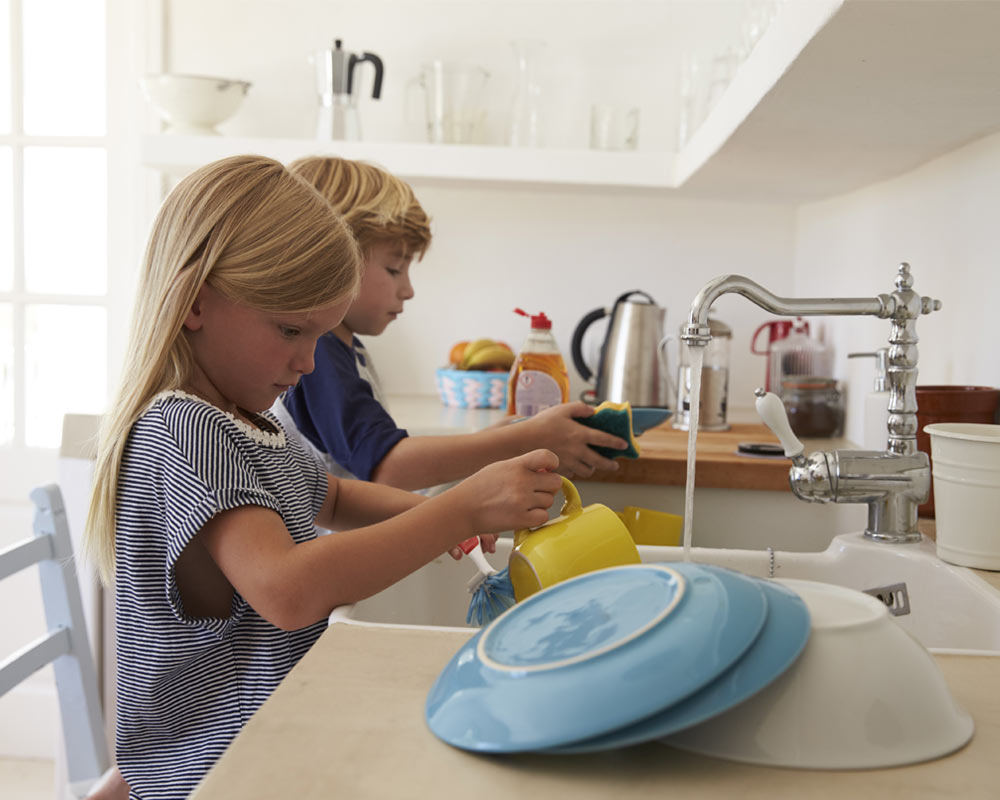 Children cleaning plates
